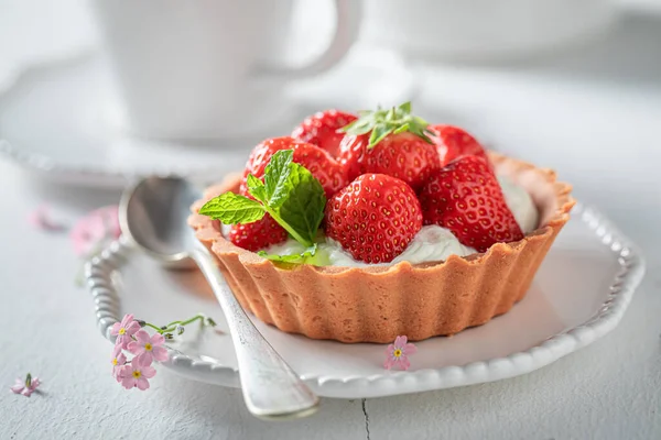 Nahaufnahme Von Mini Torte Mit Frischen Erdbeeren Und Sahne Einfaches — Stockfoto