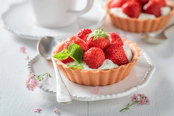 Einfaches Sommerdessert Mini Torte Mit Frischen Erdbeeren Und Sahne Torte — Stockfoto