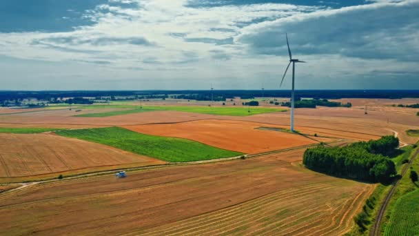 Vista aérea de la agricultura en Polonia. Energía alternativa en el campo. — Vídeos de Stock