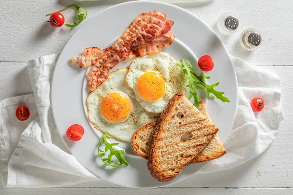 Hjemmelaget Frokost Med Egg Bacon Tomater Klassisk Frokost Brød Med – stockfoto