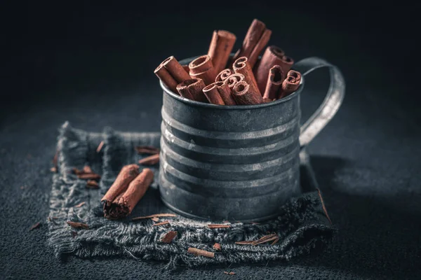 Bastoncini Cannella Marrone Tazza Scura Aroma Dolce Speziato Spezia Base — Foto Stock