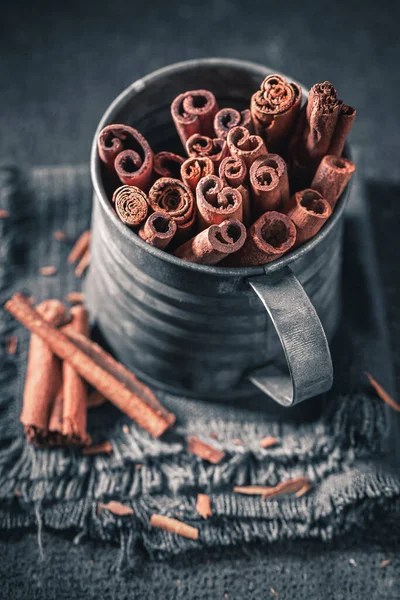 Aromatic Cinnamon Sticks Dark Table Sweet Spicy Aroma Basic Spice — Stock Photo, Image