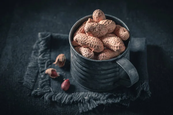 Hnědé Oříšky Tmavém Stole Zdroj Nerostů Ořechy Jako Zdroj Zdravých — Stock fotografie