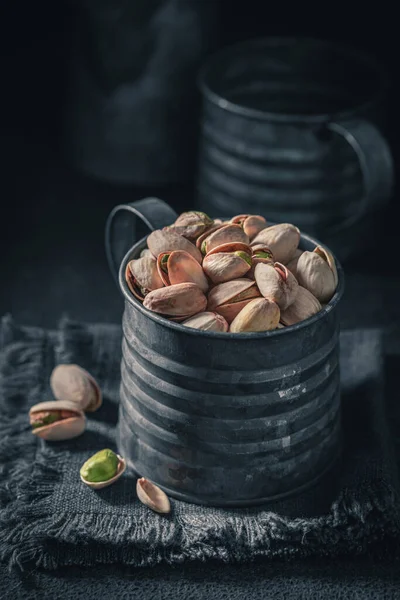 Pistacchi Freschi Sul Tavolo Scuro Uno Spuntino Veloce Buono Frutta — Foto Stock