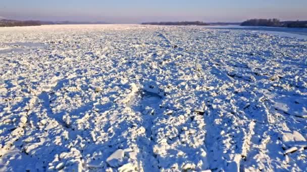 La confitura de hielo en el río en invierno. Vista aérea de Polonia. — Vídeos de Stock