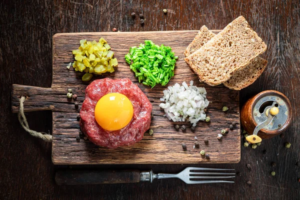 Tartare Carne Picante Com Pepino Cebolinha Tártaros Prato Tradicional Fonte — Fotografia de Stock