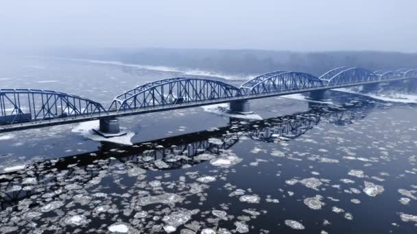 Sneeuwbrug en rivier met vlot in de winter. — Stockvideo