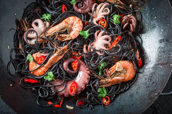 エビと魚介類とおいしいスパゲティ 魚介類と新鮮なパスタ イタリア料理 — ストック写真