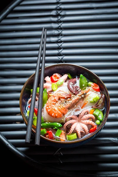 タコとエビの辛い海鮮麺 定番の海鮮麺 麺と野菜と魚介類 — ストック写真