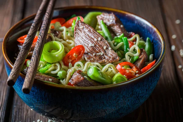 Mie Asia Pedas Dengan Cabai Daging Sapi Masakan Asia Daging — Stok Foto