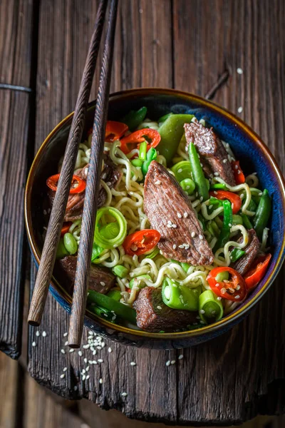 Mie Asia Lezat Dengan Cabai Daging Sapi Mie Makanan Laut — Stok Foto