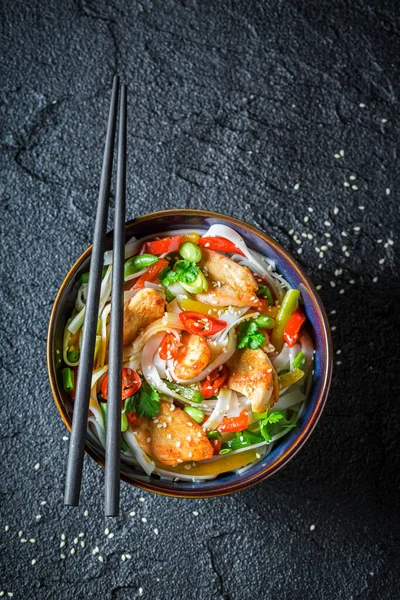 野菜と一緒に麺をお楽しみください アジア料理 定番の海鮮麺 — ストック写真