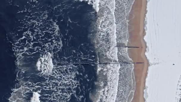 Winterverschneiter Strand an der Ostsee. Luftaufnahme von Polen — Stockvideo