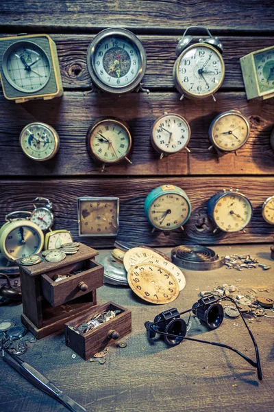 時計職人の修理時計とのワークショップ 古代の時計職人の工房 職業を忘れた — ストック写真