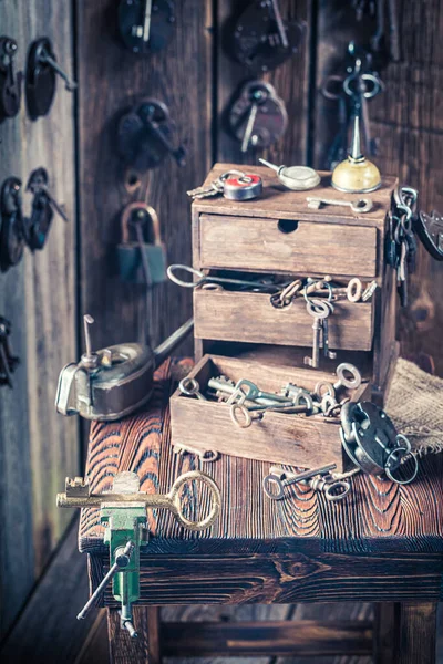 Old Locksmiths Workshop Tools Repair Ancient Locksmiths Workshop Forgotten Craft — Stockfoto