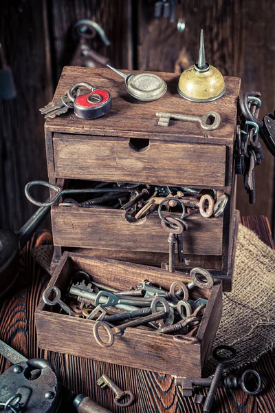 Old Locksmiths Workplace Tools Repair Forgotten Locksmiths Workplace Forgotten Craft — Zdjęcie stockowe