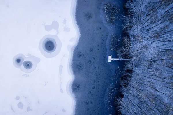 ポーランドでの釣りのための桟橋 凍結湖や氷の穴 ポーランドにおける自然景観 — ストック写真