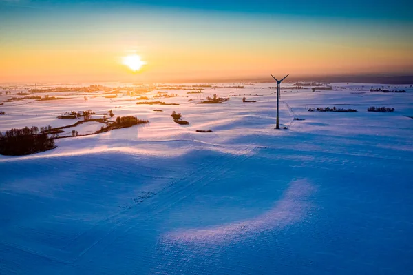 Turbina Eólica Campo Nevado Agricultura Energías Alternativas Invierno Vista Aérea — Foto de Stock