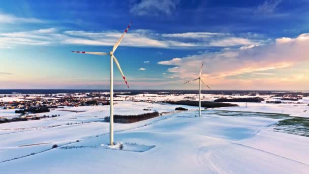 冬の代替エネルギー。雪原と風力タービン. — ストック動画