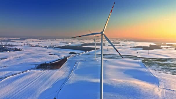 冬の代替エネルギー。雪原の風力タービン. — ストック動画