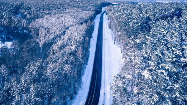 Длинная Прямая Дорога Через Снежный Лес Вид Воздуха Зиму Польше — стоковое фото