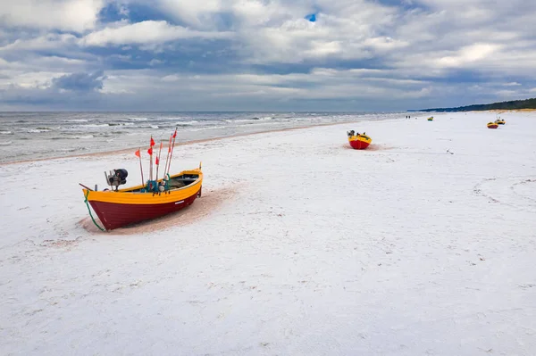 冬にバルト海で雪のビーチでボート 冬の自然景観 — ストック写真