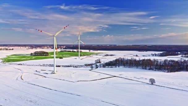 Champ d'hiver enneigé et éoliennes. Énergie alternative en hiver — Video