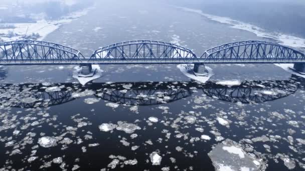 Řeka s floe a zasněženým mostem, Bydgoszcz. Zima v Polsku. — Stock video