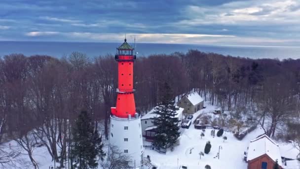 Faro invernale sul Mar Baltico. Veduta aerea dell'inverno, Polonia — Video Stock