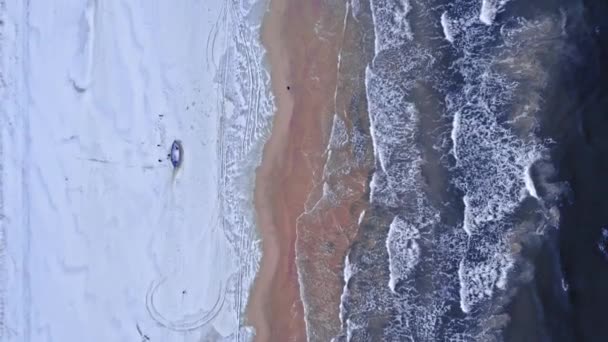 Łodzie na zimowej, śnieżnej plaży, Morze Bałtyckie. Natura zimą — Wideo stockowe