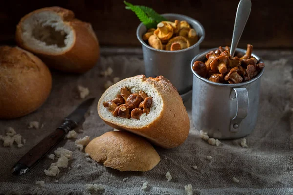 Pane Funghi Saporito Con Finferli Cipolla Cucina Rustica — Foto Stock