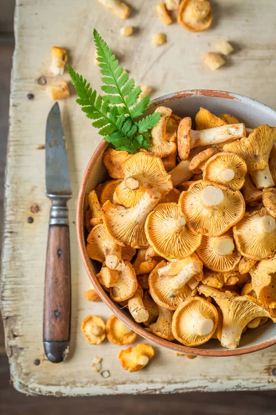 Chanterelles Comestíveis Recém Colhidos Cogumelos Nobres Amarelos Cozinha Rústica — Fotografia de Stock