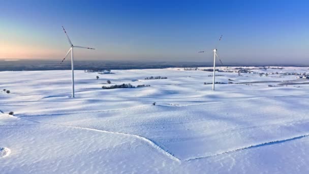 Alternatywna energia zimą, Polska. Turbina wiatrowa na zaśnieżonym polu. — Wideo stockowe