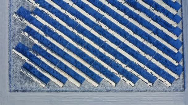 Paneles solares de invierno y campo nevado. Energía alternativa en invierno — Vídeo de stock