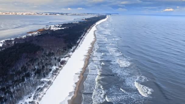 Morze Bałtyckie zimą, Polska. Półwysep Helski i plaża śnieżna. — Wideo stockowe
