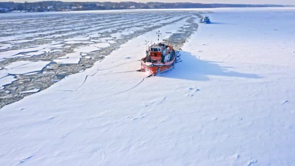 IJsbrekers op de Vistula rivier breken ijs. Luchtfoto van de winter. — Stockvideo