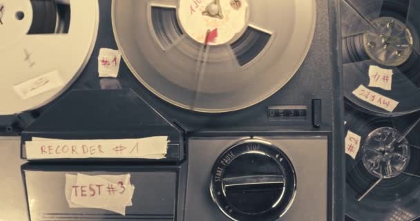 Audiorecorder met cassetterollen. Vintage audio haspel speler. — Stockvideo