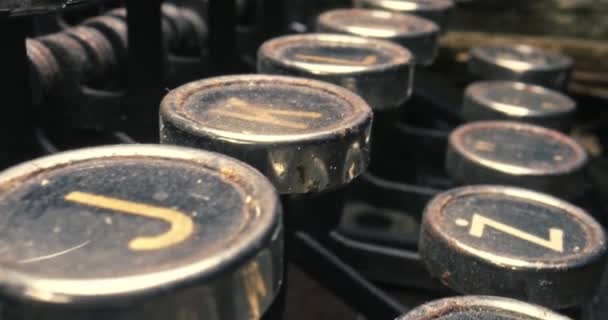 Teclado da máquina de escrever vintage. Máquina antiga para escrever. Equipamento de escritório. — Vídeo de Stock