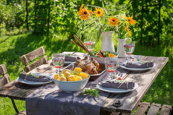 Sabrosa Cena Con Pollo Servido Jardín Cena Jardín Cena Casera —  Fotos de Stock