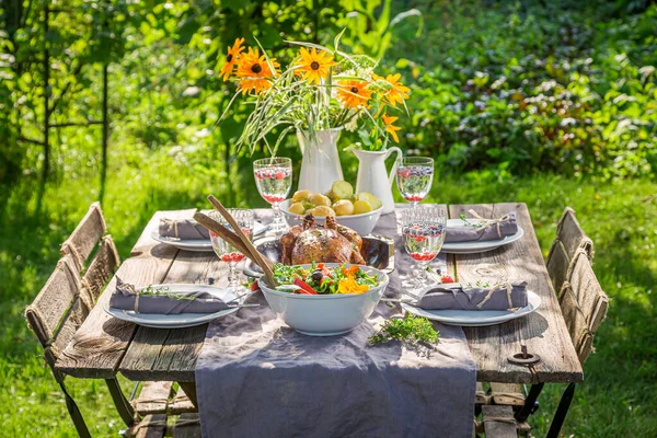 Sabrosa Cena Con Ensalada Servida Campo Pollo Para Cenar Cena — Foto de Stock