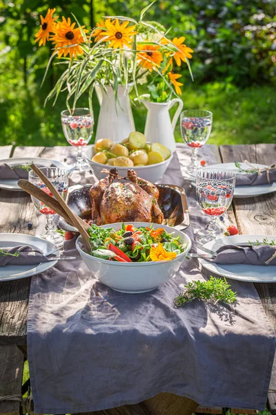 Cena Casera Con Pollo Servido Campo Cena Jardín Cena Casera — Foto de Stock