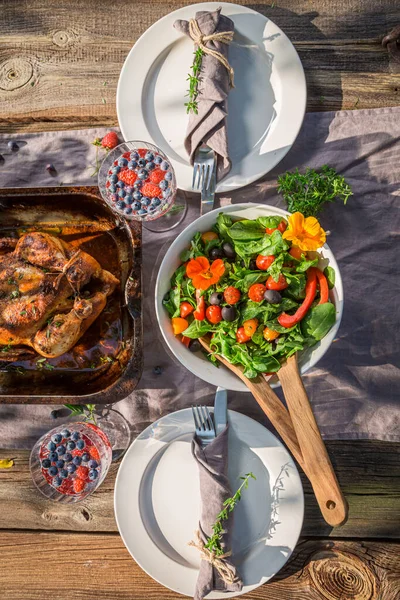 家庭自制的晚餐 配上沙拉 在花园里享用 鸡肉当晚餐 乡村自制的晚餐 — 图库照片