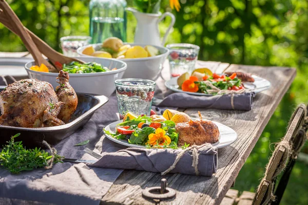 Bahçede Servis Edilen Tavukla Nefis Bir Akşam Yemeği Akşam Yemeği — Stok fotoğraf