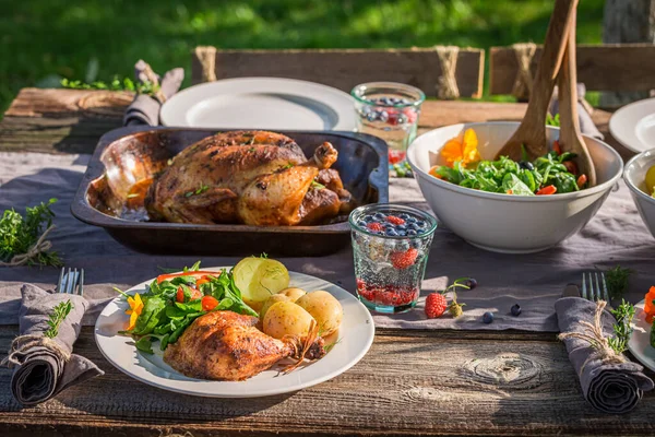 Cena Casera Con Ensalada Servida Campo Pollo Para Cenar Cena — Foto de Stock