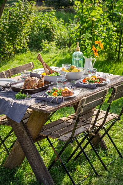 Cena Con Pollo Servido Jardín Cena Jardín Cena Casera Campo — Foto de Stock