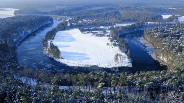 Río congelado y bosque nevado. Vista aérea de la naturaleza invernal. — Vídeos de Stock