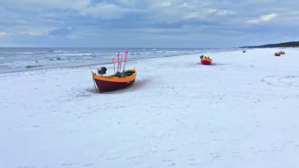 Fiskebåtar på snöig strand på vintern vid Östersjön. — Stockvideo
