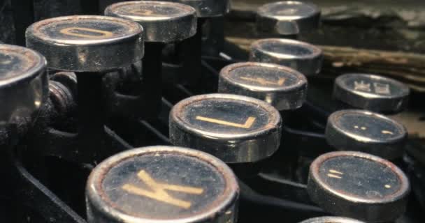 Antieke machine om te schrijven. Toetsenbord van vintage typemachine. Kantooruitrusting. — Stockvideo