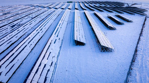 Зимой Солнечные Батареи Покрыты Снегом Альтернативная Энергия Зимой Вид Воздуха — стоковое фото
