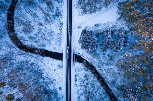 冬季的道路 河流和雪地森林 冬季运输 白雪覆盖的道路 — 图库照片